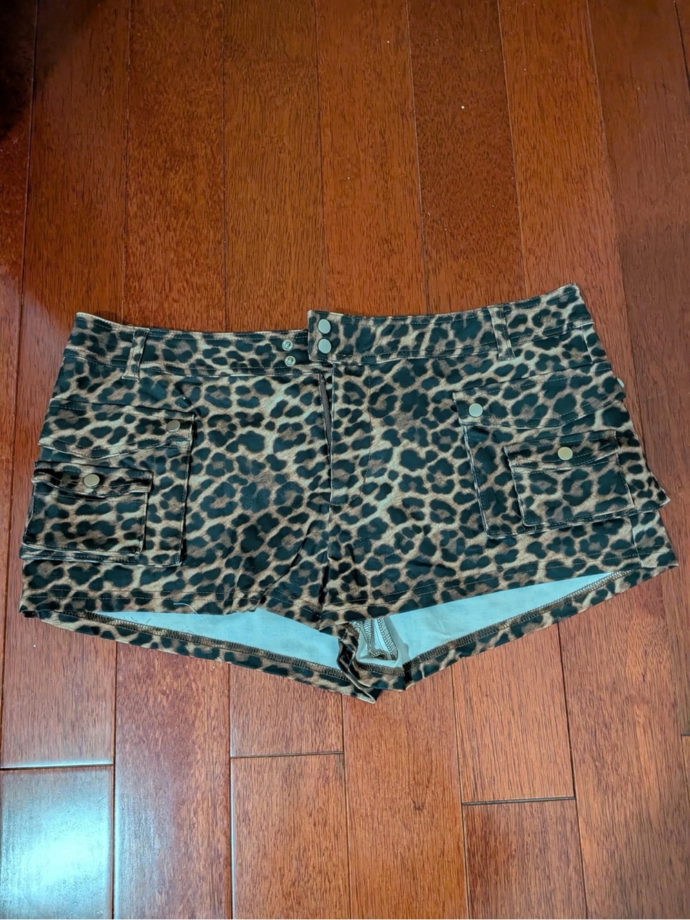White Fox Leopard Print Low Rise Cargo Shorts Large